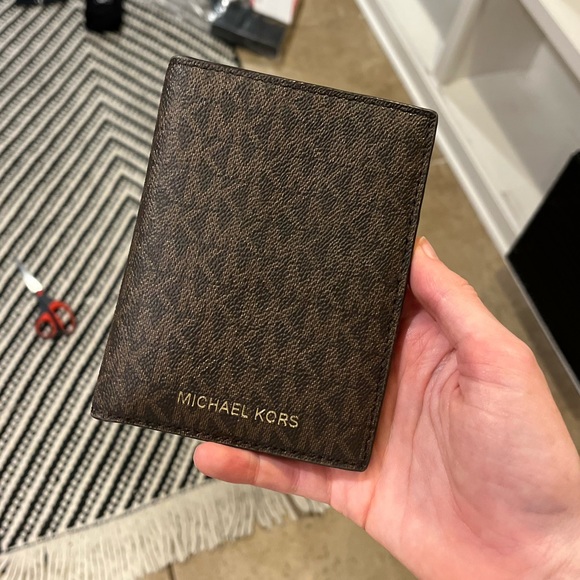 Michael Kors Logo Passport Wallet - Picture 4 of 5